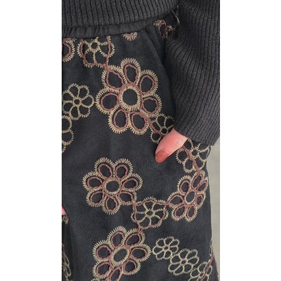 花刺繍に包まれるロングスカート （ブラック）｜詳細画像