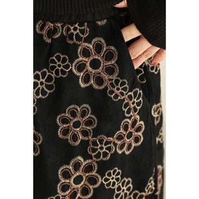 花刺繍に包まれるロングスカート （ブラック）｜詳細画像