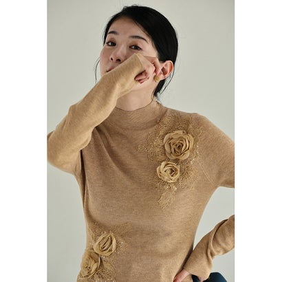 薔薇コサージュニットカットソートップス （ベージュ）｜詳細画像