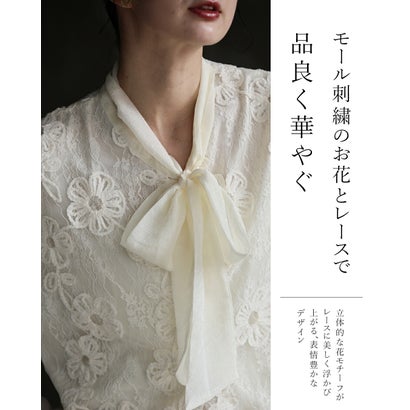 モール刺繍で描く白花ブラウストップス （ホワイト）｜詳細画像