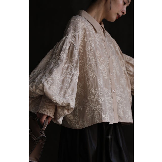煌めく花刺繍ポワン袖 （ベージュ）