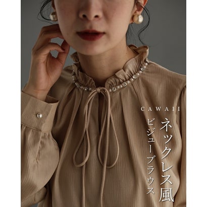 カワイイ CAWAII ネックレス風ビジューブラウストップス （ベージュ）｜詳細画像
