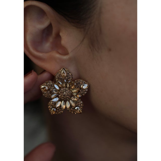 琥珀色の花ピアス （ゴールド）