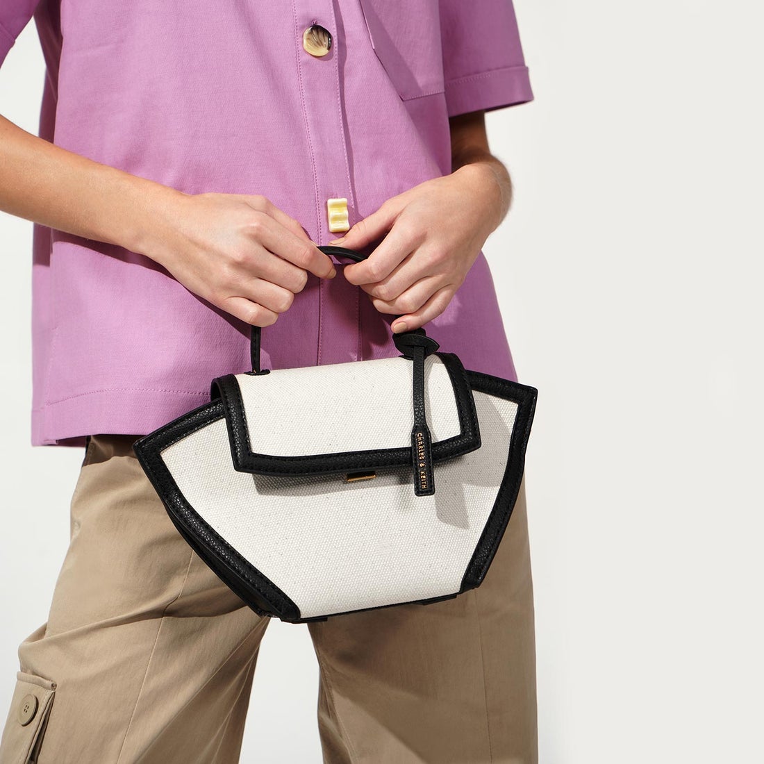 CHARLES & KEITH キャンバストラペーズ トップハンドルバッグ 【再入荷 