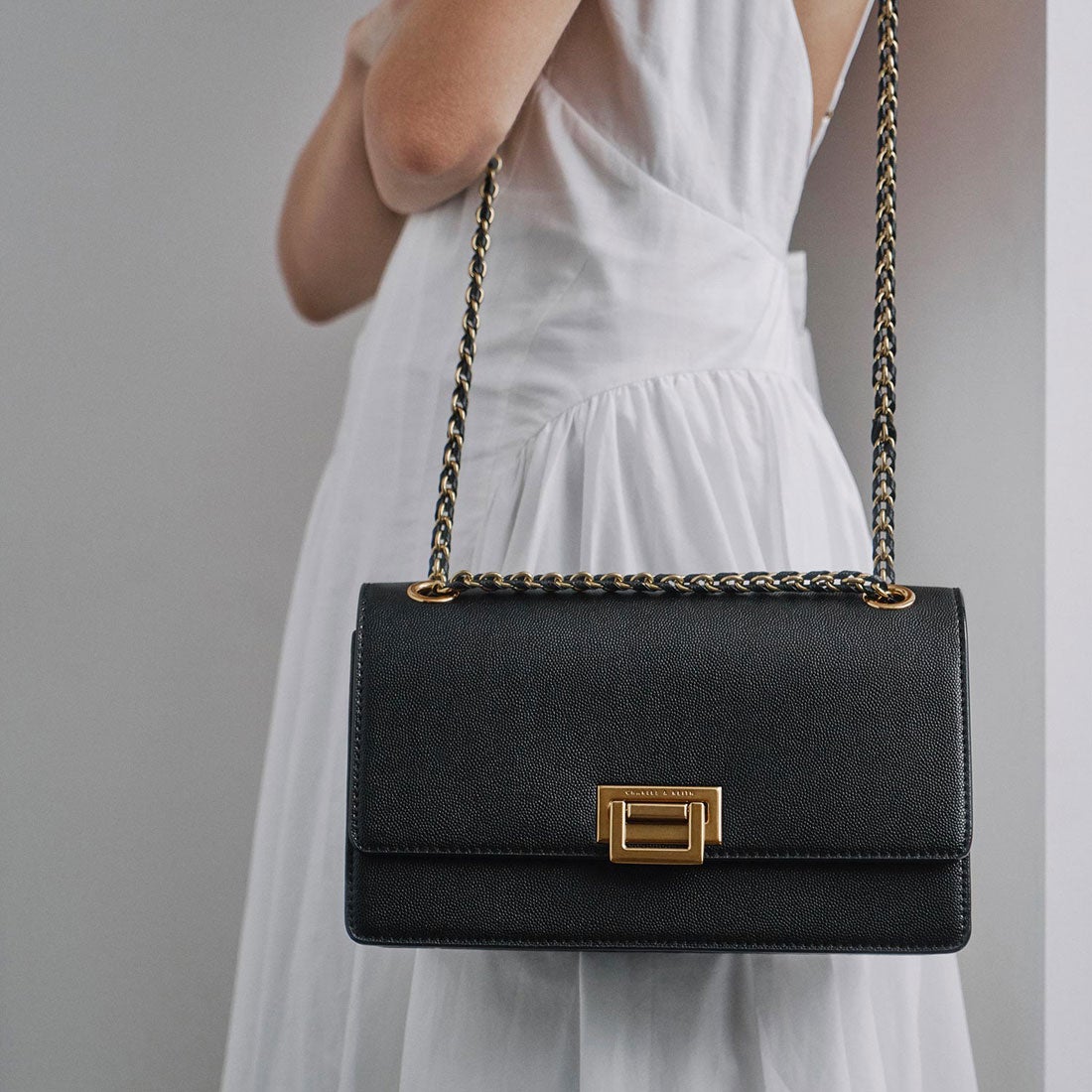 CHARLES & KEITH メタリック プッシュロックショルダーバッグ 【再入荷 
