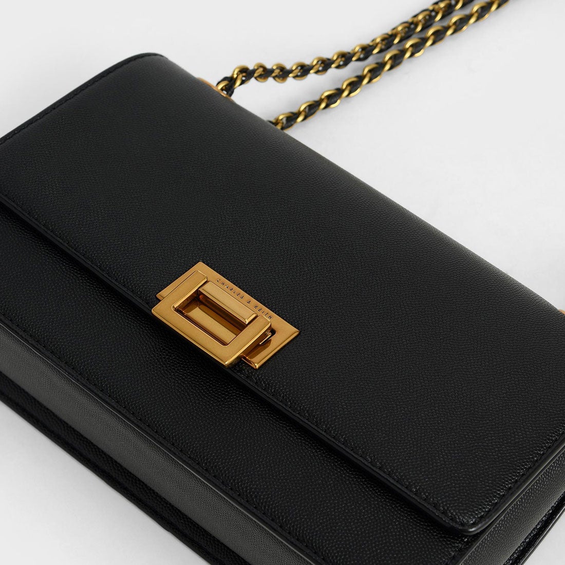 CHARLES & KEITH メタリック プッシュロックショルダーバッグ 【再入荷 