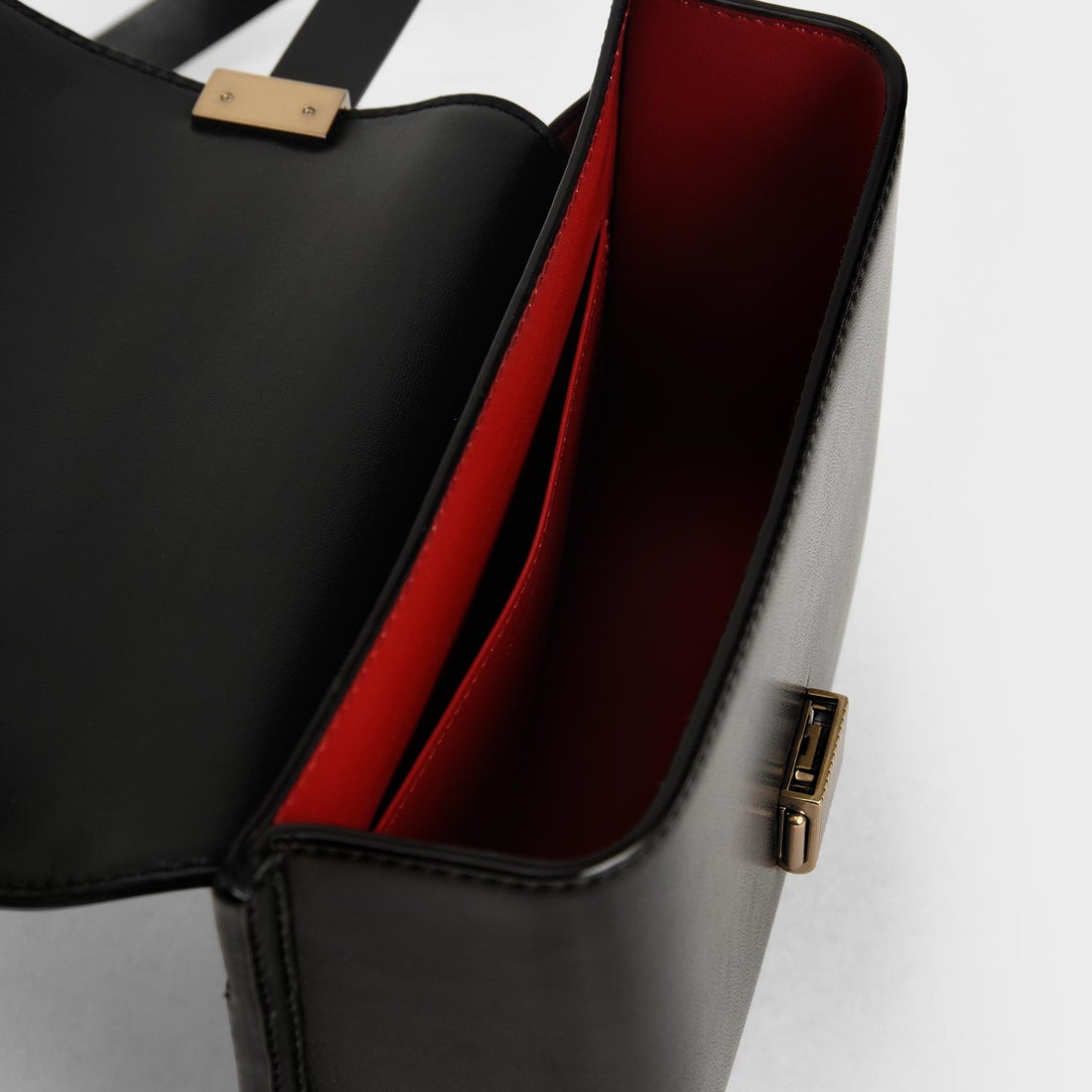 CHARLES & KEITH メタリックプッシュロック ショルダーバッグ （Black 
