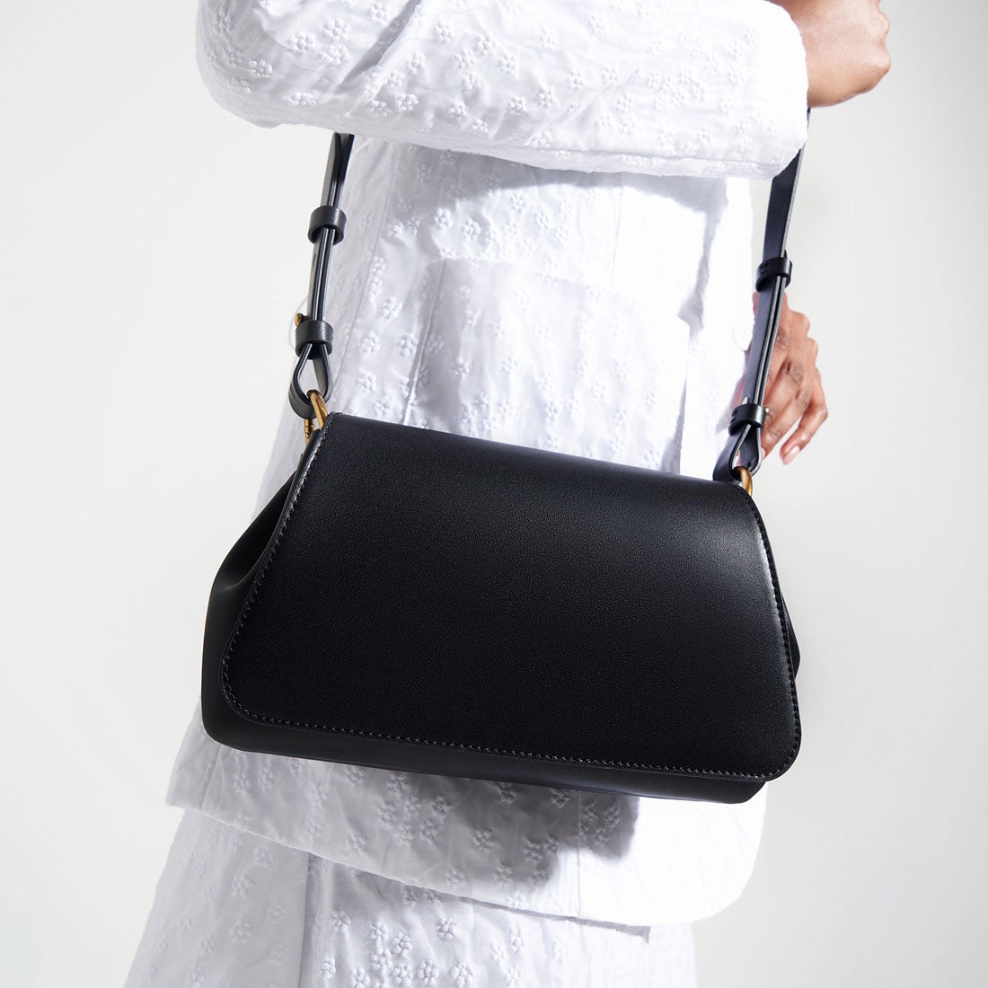 エスメバックルド ハンドルショルダーバッグ / Esme Buckled Handle Shoulder Bag （Black）