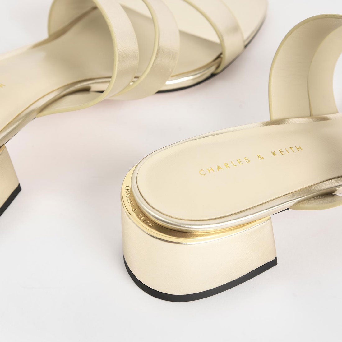 CHARLES & KEITH ストラッピーブロックヒールサンダル （Gold） -ファッション通販 FASHION WALKER