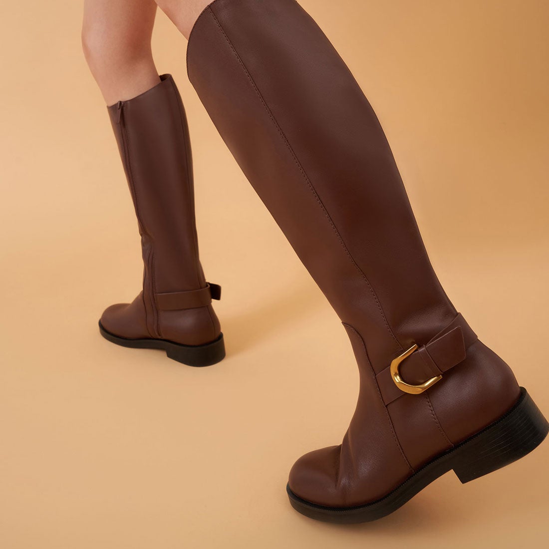 【2021 WINTER】ガビーヌ バックルドレザーニーハイブーツ / Gabine Buckled Leather Knee-High Boots  （Brown）