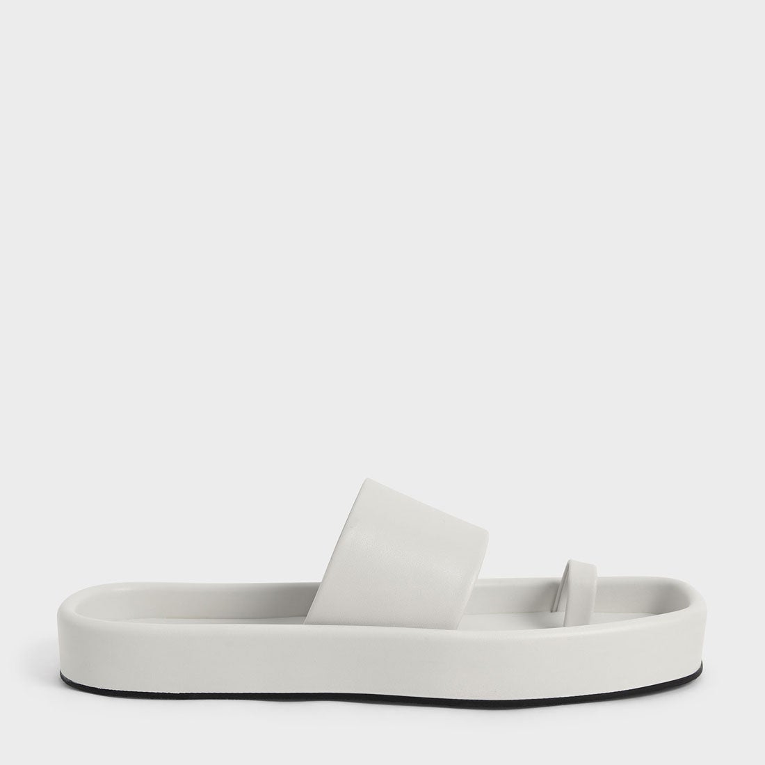 【2022 SPRING】リルー トゥリングフラットサンダル / Lilou Toe-Ring Flat Sandals （White）