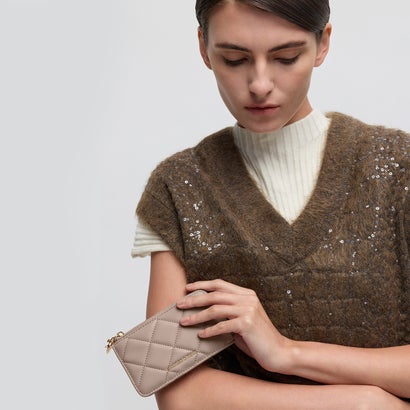 チャールズ アンド キース CHARLES & KEITH Arrietty アリエッティ キルト ジップアラウンド ウォレット （Taupe）｜詳細画像