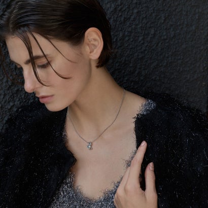 チャールズ アンド キース CHARLES & KEITH Roux ルー X-ペンダント クリスタル ネックレス （Silver）｜詳細画像