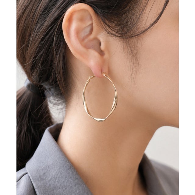 大ぶり ねじれフープピアス （ゴールド）