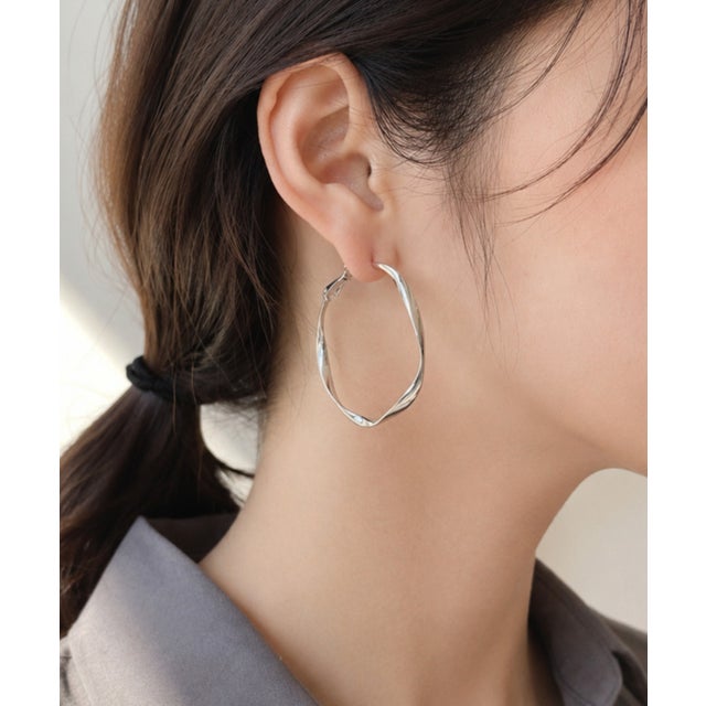 大ぶり ねじれフープピアス （シルバー）