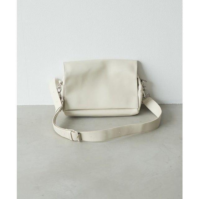 レザーライクフラップボストンショルダー （OFF WHITE）