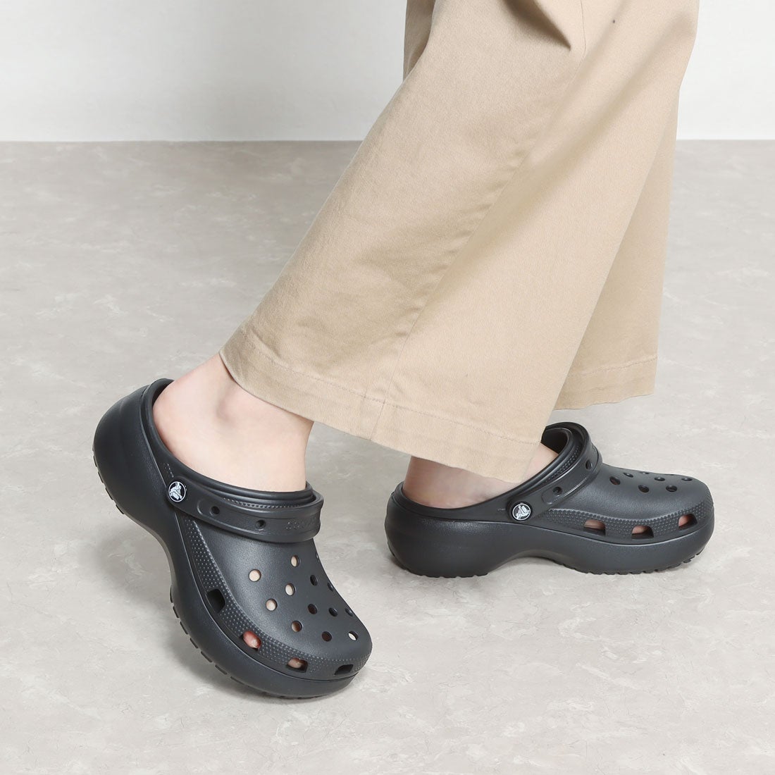 クロックス crocs Classic Platform Clog （Black） -靴＆ファッション