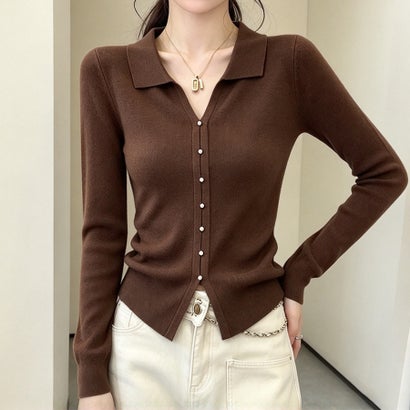 ドゥー ベル Doux Belle 襟付きスキッパーサイドギャザー長袖ニットプルオーバー レディース トップス （ダークブラウン）｜詳細画像