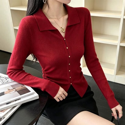ドゥー ベル Doux Belle 襟付きスキッパーサイドギャザー長袖ニットプルオーバー レディース トップス （レッド）｜詳細画像