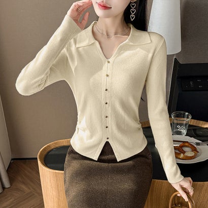 ドゥー ベル Doux Belle 襟付きスキッパーサイドギャザー長袖ニットプルオーバー レディース トップス （ベージュ）｜詳細画像