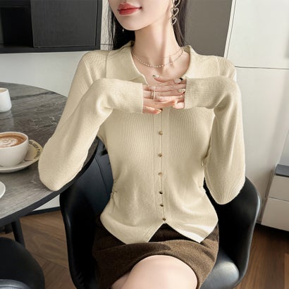 ドゥー ベル Doux Belle 襟付きスキッパーサイドギャザー長袖ニットプルオーバー レディース トップス （ベージュ）｜詳細画像