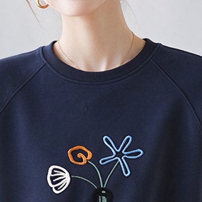 フラワー刺繍クルーネック長袖スウェットプルオーバ レディース トップス （ネイビー）｜詳細画像