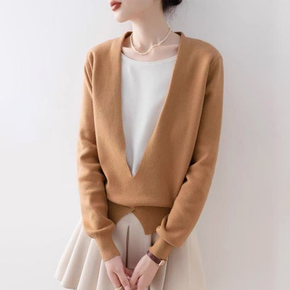 ドゥー ベル Doux Belle インナードッキングクロスデザインVネックニットトップス レディース トップス （タン）｜詳細画像