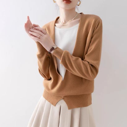 ドゥー ベル Doux Belle インナードッキングクロスデザインVネックニットトップス レディース トップス （タン）｜詳細画像