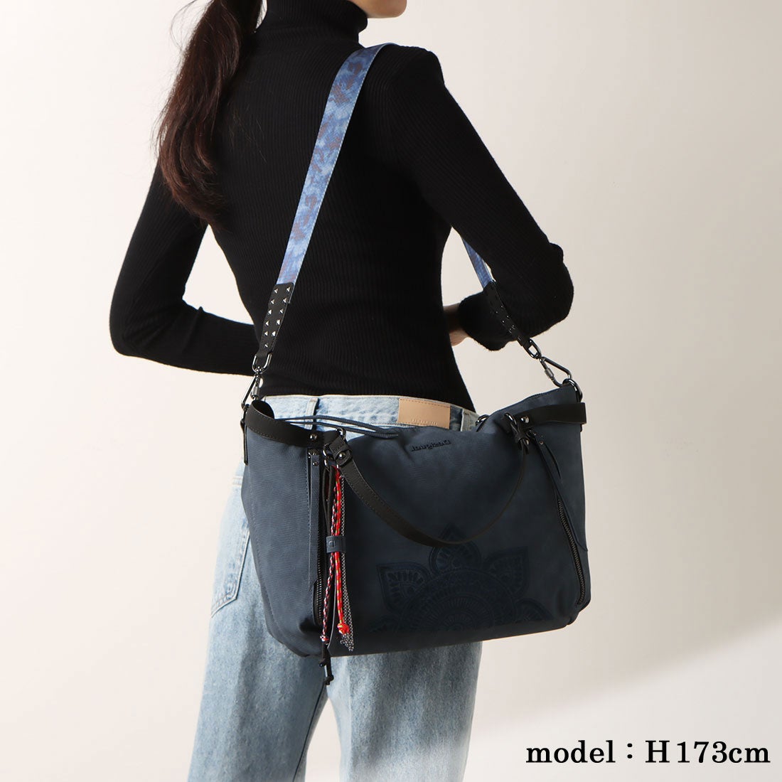 デシグアル Desigual 花柄カービングのハンドバッグ （ブラウン 