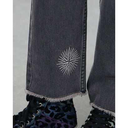 デシグアル Desigual 宇宙モチーフの刺繍入りレディースクロップドストレートジーンズ （グレー/ブラック）｜詳細画像