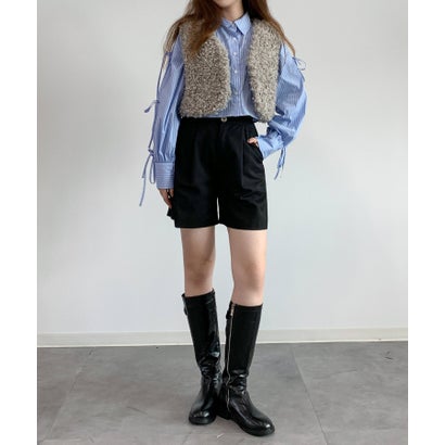 ドレスプラス DRESS+ カラクルファー調カールベスト クロップド丈 ノースリーブ フロントオープン 重ね着 レイヤード 秋冬コーデ （サンドグレー）｜詳細画像