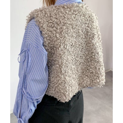 ドレスプラス DRESS+ カラクルファー調カールベスト クロップド丈 ノースリーブ フロントオープン 重ね着 レイヤード 秋冬コーデ （サンドグレー）｜詳細画像