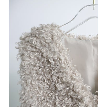 ドレスプラス DRESS+ カラクルファー調カールベスト クロップド丈 ノースリーブ フロントオープン 重ね着 レイヤード 秋冬コーデ （サンドグレー）｜詳細画像