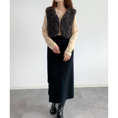 ドレスプラス DRESS+ カラクルファー調カールベスト クロップド丈 ノースリーブ フロントオープン 重ね着 レイヤード 秋冬コーデ （チャコール）｜詳細画像