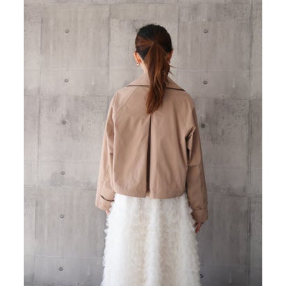ドレスプラス DRESS+ 軽量ショート丈ダブルブレストクロップドトレンチジャケット （ベージュ）｜詳細画像