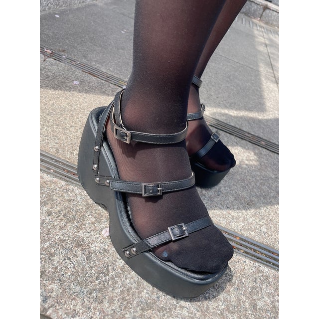 
                    Studs sandals （BLACK）