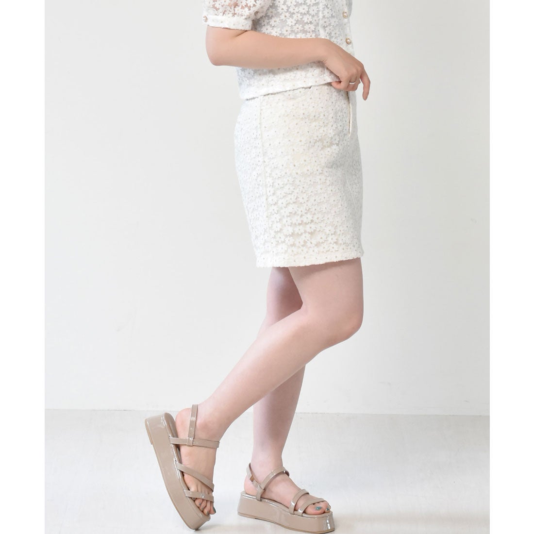 エムズエキサイト Emsexcite 花刺繍ミニスカート （ホワイト） -靴＆ファッション通販 ロコンド〜自宅で試着、気軽に返品