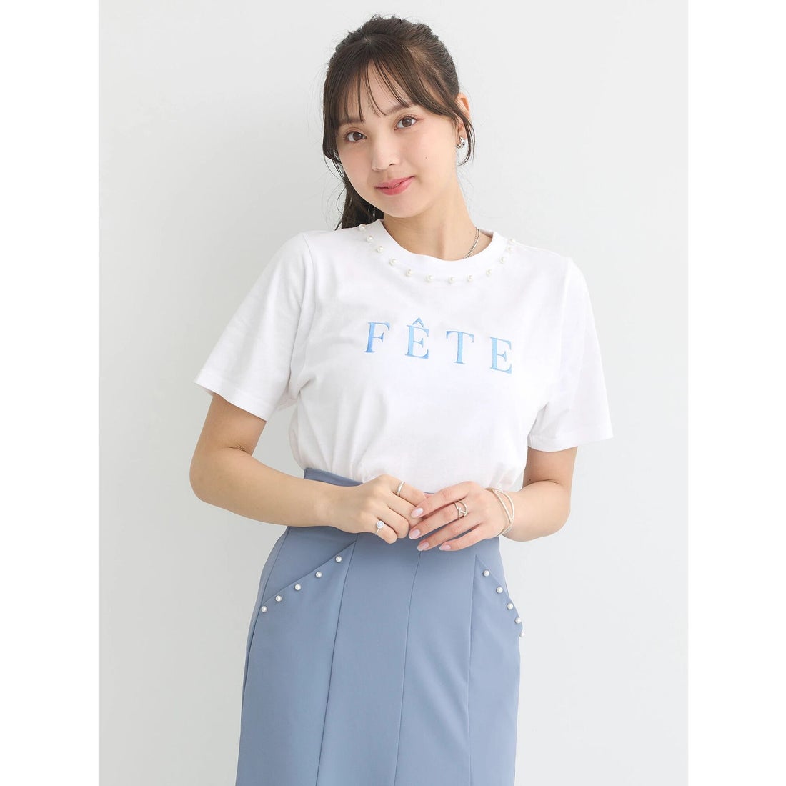 襟ロゴ刺繍パールブラウス ホワイト 【公式通販】