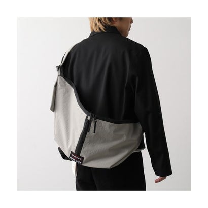 EASTPAK × FEAR OF GOD ESSENTIALS バッグ SHELL BAG EK0A5BPF （J0F/CEMENT）｜詳細画像