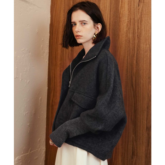 【2026AW】【上質ウール70％ / M・L】ニットドッキングハイネックダブルジップショート丈コート （チャコールグレー）