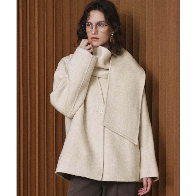 【2026AW】【S～Mサイズ展開】【ウール65％仕立て / 2WAY】マフラー付き ノーカラージャケットコート / 外してジャケット見え・防寒 （ベージュ）