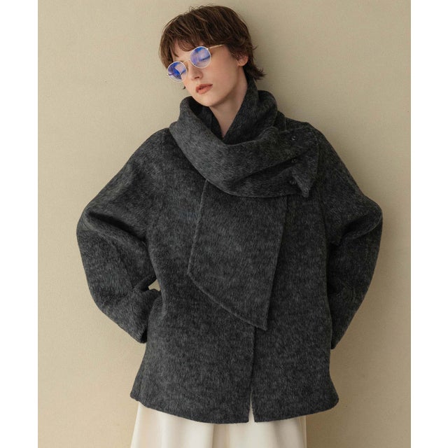 【2026AW】【S～Mサイズ展開】【ウール65％仕立て / 2WAY】マフラー付き ノーカラージャケットコート / 外してジャケット見え・防寒 （チャコールグレー）