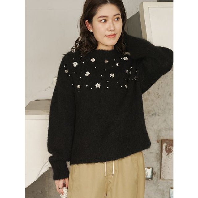 【ONLINE限定カラーあり】フラワービジューニット （BLK）