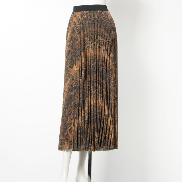 
                    スカート （P902）