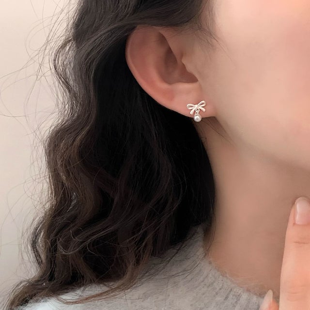 さりげない可愛さを毎日の耳元に。パールピアス （シルバー）