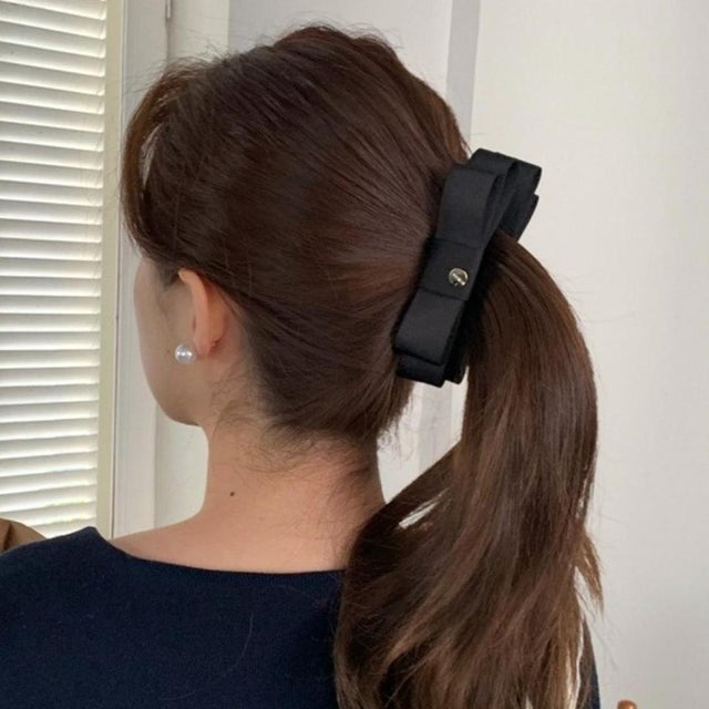 マット・サテン ブラックリボンヘアクリップ 黒 ヘアアクセサリー レディース 大人 可愛い きれいめ 上品 韓国風 ゴールドプレート ポニーテール ハーフアップ まとめ髪 ヘアアレンジ オフィス （マット）