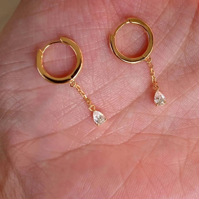 顔まわりをさりげなく華やかにする、一粒ビジューピアス レディース ゴールド フープピアス ビジュー 一粒 揺れる チェーン 小ぶり 華奢 軽量 きれいめ 上品 シンプル 大人可愛い オケージョン （ゴールド）