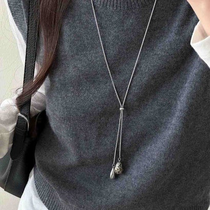 縦ラインを美しく演出する、ドロップモチーフネックレス レディース Y字 ロングネックレス ドロップ 雫 モチーフ スライド 調節可能 シルバー チェーン 大ぶり 上品 きれいめ 大人 カジュアル （タイガー）｜詳細画像