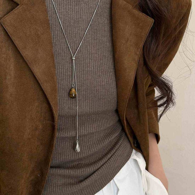 縦ラインを美しく演出する、ドロップモチーフネックレス レディース Y字 ロングネックレス ドロップ 雫 モチーフ スライド 調節可能 シルバー チェーン 大ぶり 上品 きれいめ 大人 カジュアル （タイガー）