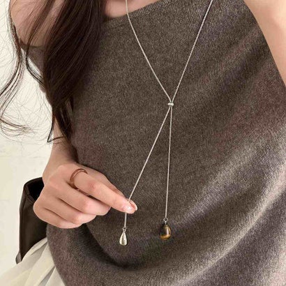 縦ラインを美しく演出する、ドロップモチーフネックレス レディース Y字 ロングネックレス ドロップ 雫 モチーフ スライド 調節可能 シルバー チェーン 大ぶり 上品 きれいめ 大人 カジュアル （斑点）｜詳細画像